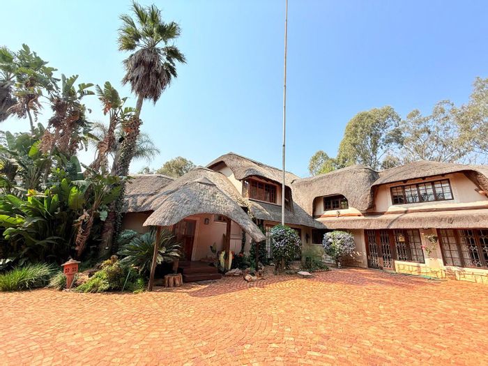 Kyalami AH House For Sale: 5 beds, pool, large garden, man cave, generator.