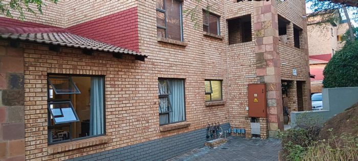 Townhouse For Sale in Mulbarton Ext 2: 3 beds, pool access, 24-hour security.