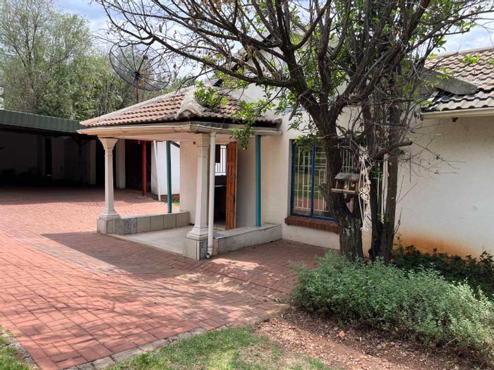 Cottage to Rent in Weltevreden Park: 3 bedrooms, pet-friendly garden, ample parking.