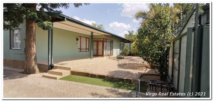 House to Rent in Pioniers Park: 3 beds, office, flat, security features.
