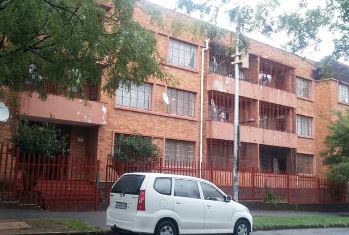 Rosettenville Apartment For Sale: Modern Kitchen, Enclosed Balcony, Prime Location Near Amenities