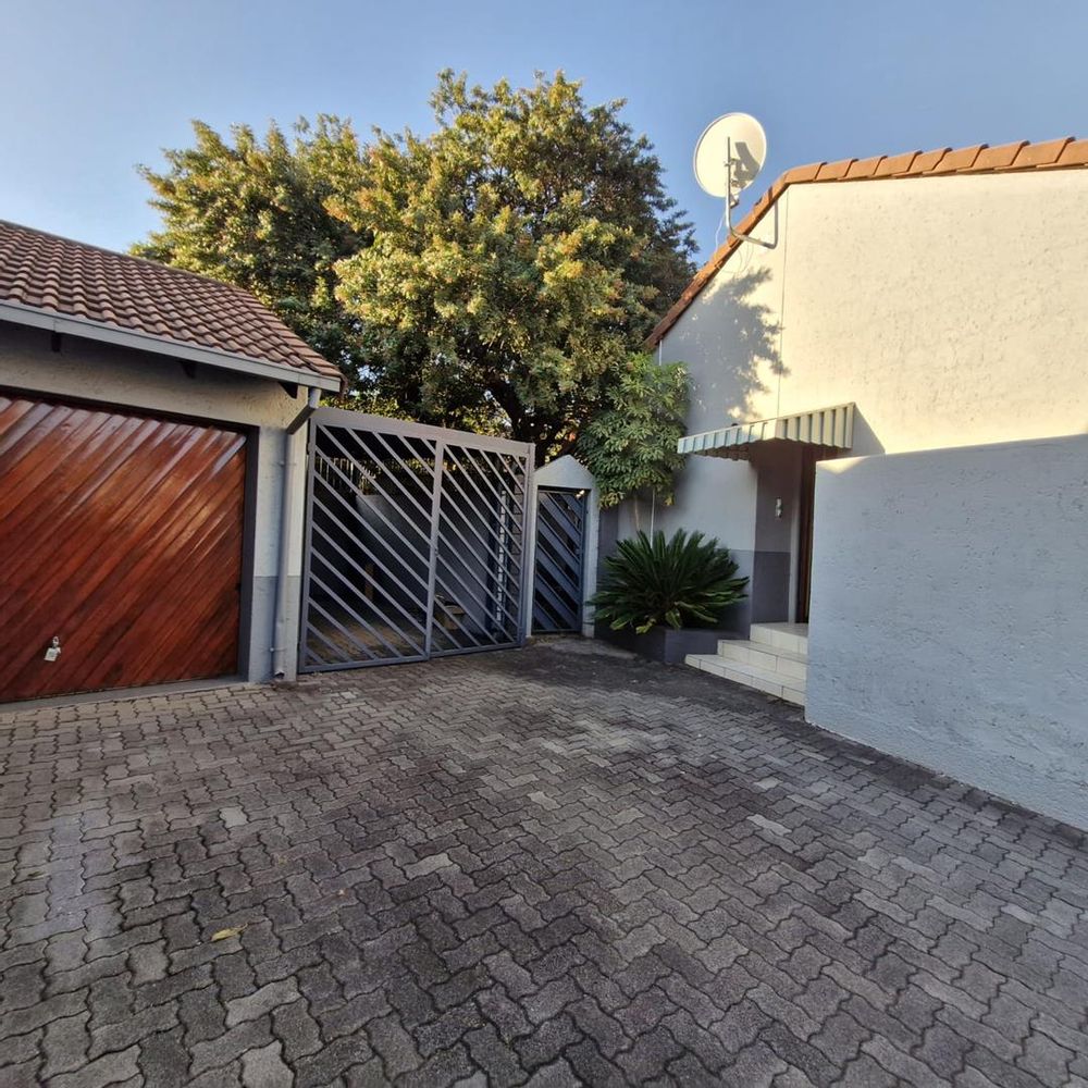 GARAGE AND LOCK UP PARKING 