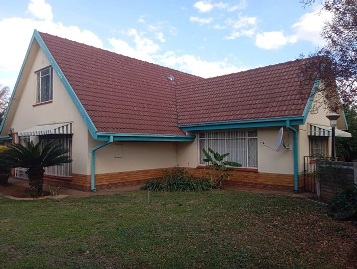 Duncanville House For Sale: 4 bedrooms, study, lap pool, large orchard, electric gate.
