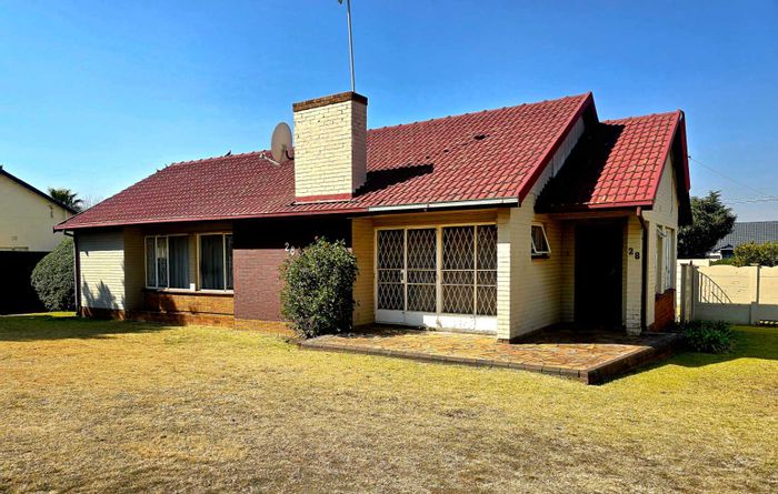 For Sale: House in Albemarle with pool, lapa, and spacious yard.