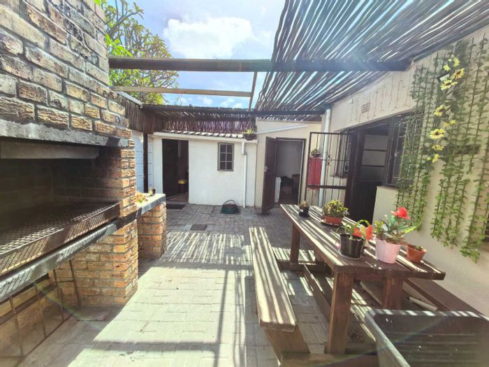 Glenlilly Townhouse For Sale: Private courtyard, 3 bedrooms, garage, and braai area.