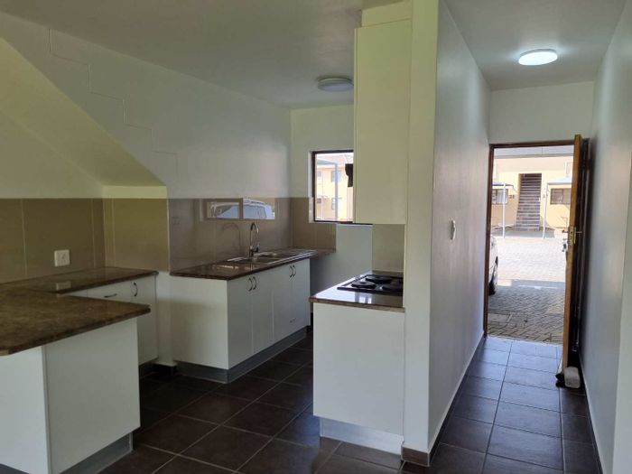 Gonubie Apartment For Sale: 2 Bedrooms, secure complex, outdoor space, braai facilities.