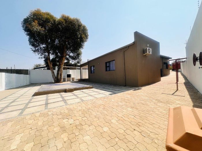 House to Rent in Eros: 3 Bedrooms, Pool, Office, Near Mediclinic. N$35,000.