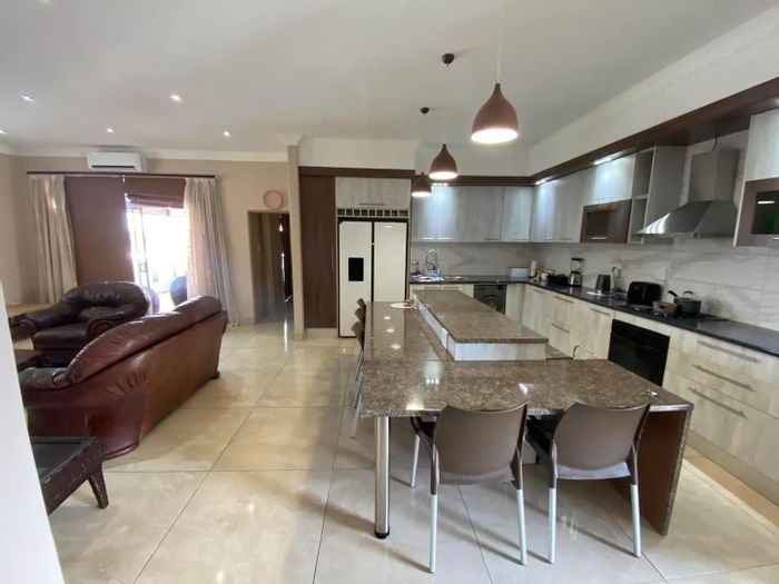 Penthouse For Sale in Windhoek Central: Spacious, secure living with parking and balcony.