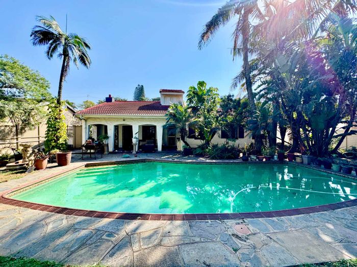 Umhlanga Rocks Central House For Sale: 3 flats, pool, beach proximity, investment opportunity.