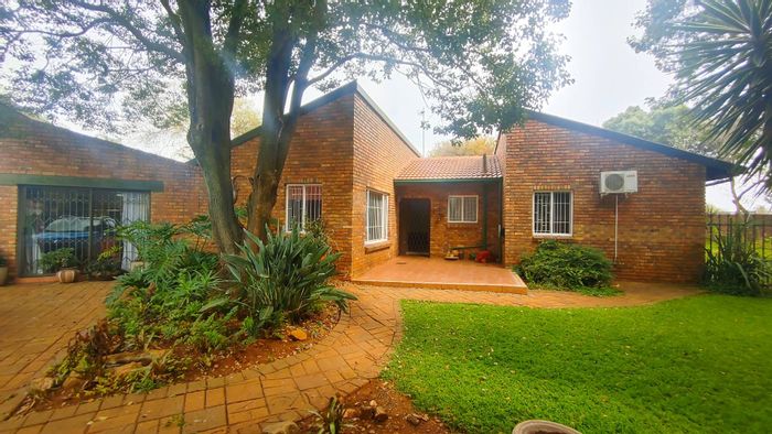 Zwartkop House For Sale: Spacious 3-bed, enclosed braai room, secure parking, low maintenance garden.