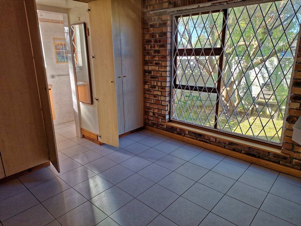 Main bedroom with en-suite bathroom