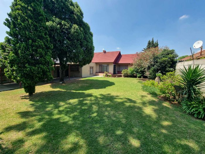 Roseacres House For Sale: 3 Bedrooms, pool, bar area, study, carport for 4.