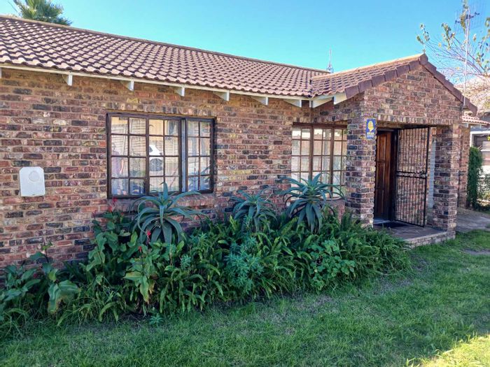 For Sale: House in Bothasrus with 2 bedrooms, 2 bathrooms, garage.