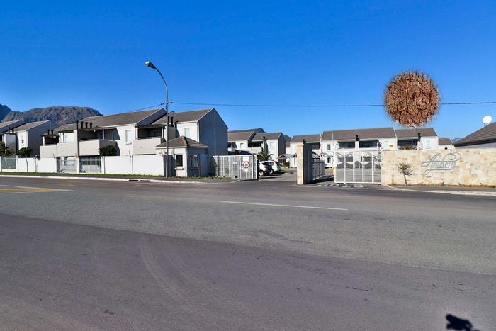 Paarl East Apartment For Sale: Secure complex, 2 bedrooms, convenient access, parking available.