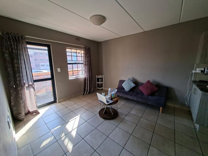 For Sale: Apartment in Montana Tuine with pools, security, and kids' play area.