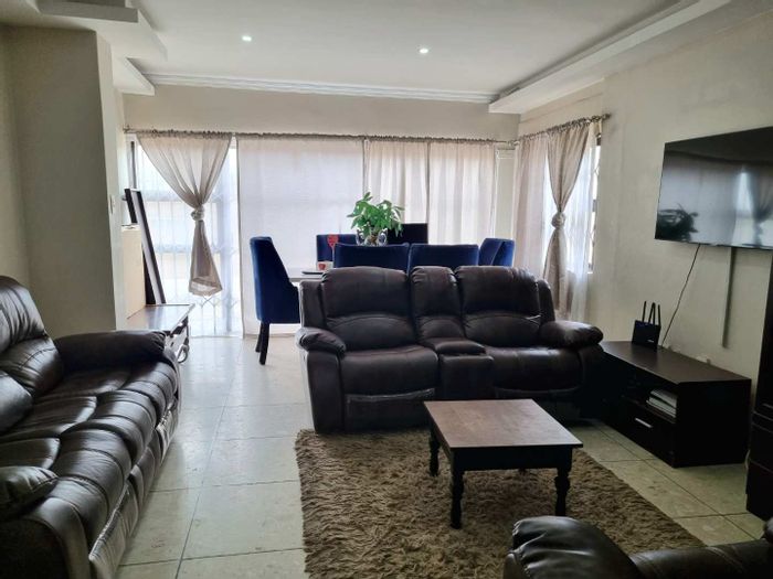 South Hills House For Sale: 5 beds, cottage, carport, close to amenities.