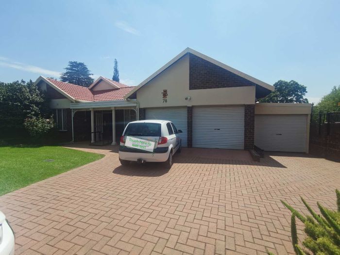 For Sale: House in Van Riebeeck Park with large kitchen, extra living space, and garden.