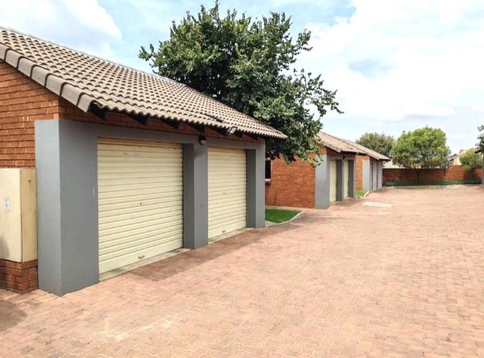 Property #2215051, Townhouse for sale in Mooikloof