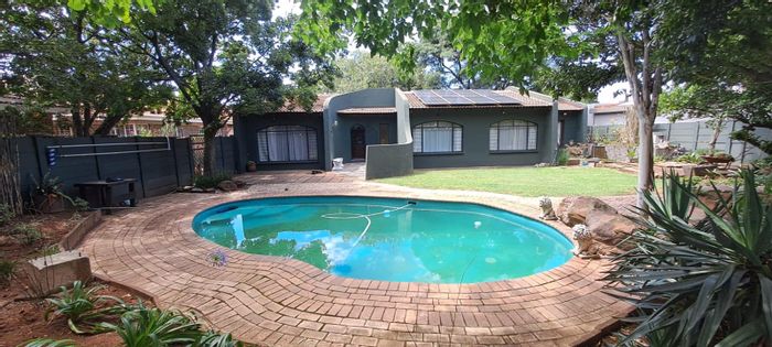 House to Rent in Brackendowns: 3 beds, pool, koi pond, staff accommodation.