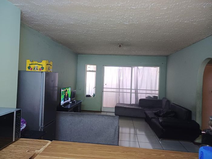 Sunnyside Apartment For Sale: 2.5 Beds, Prime Location Near Schools and Malls