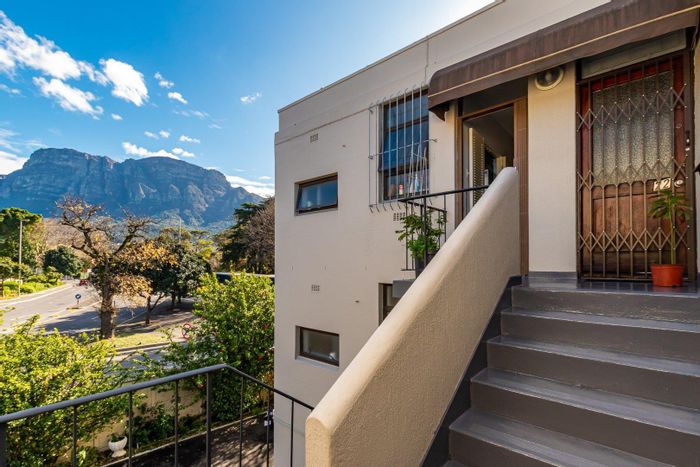 Newlands Apartment For Sale: Secure complex, parking, braai area, air conditioning.