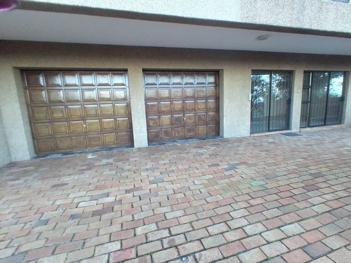 La Mercy Central Townhouse To Rent: 5 beds, sea views, pool, communal area.