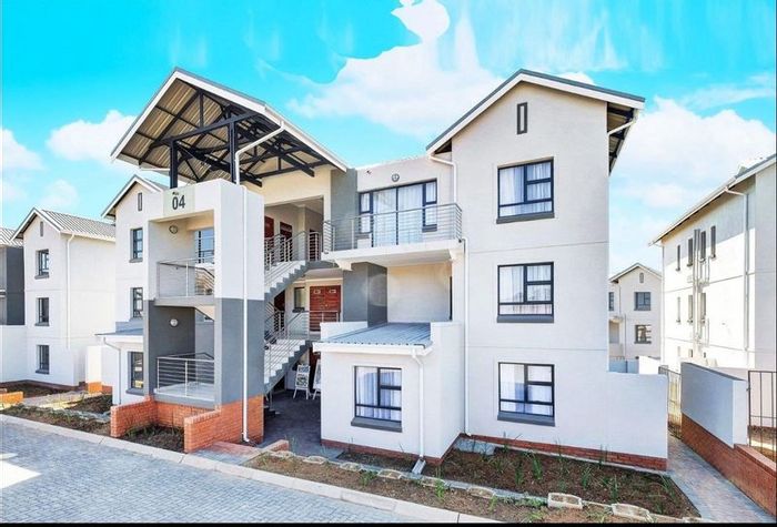 2 Bedroom Apartment To Rent in Modderfontein with Patio and Lifestyle Center Access.