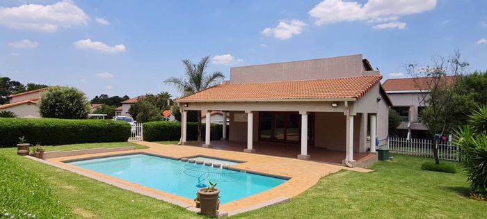 Northwold Apartment For Sale: 2 beds, pool, security, pet-friendly, convenient location.