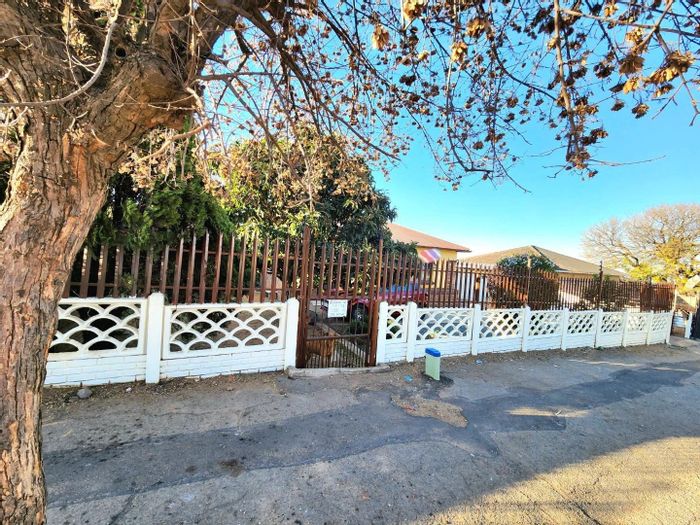 South Hills House For Sale: 3 beds, cottage, close to amenities and highways.