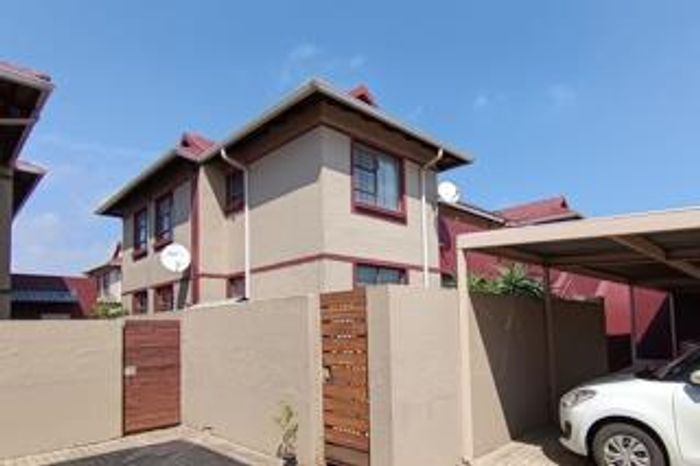 New Market Apartment For Sale: 3 bedrooms, 2 baths, near shopping precinct.