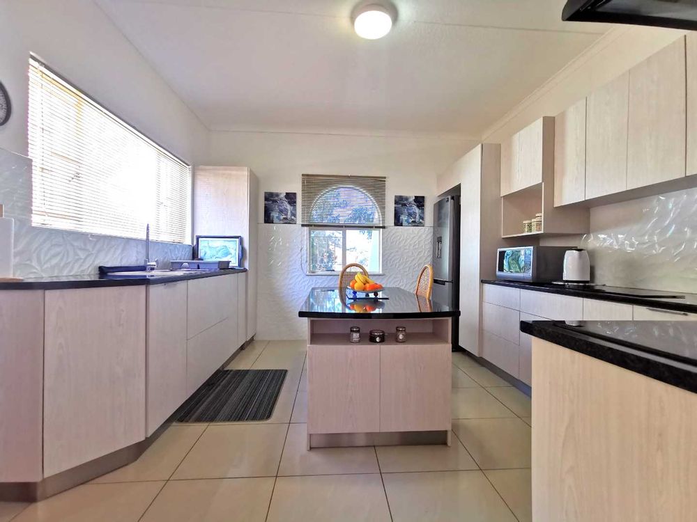 NEWLY FITTED KITCHEN 