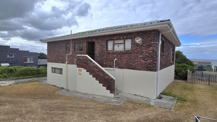 Franskraal House For Sale: Ocean views, two garages, and spacious garden.