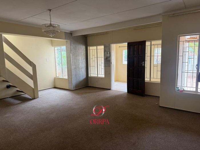 House for Sale in Hochland Rand: 4 bedrooms, balcony, ample parking space.