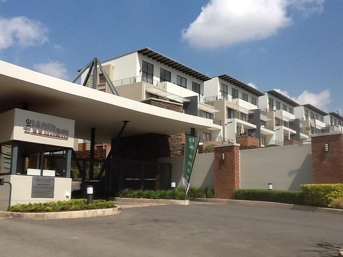 Fourways Apartment To Rent: 1 bed, fitness center, rooftop terrace, and parking.