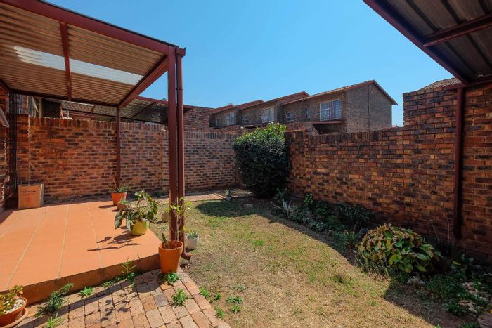 Property #2411537, Townhouse For Sale in Buccleuch