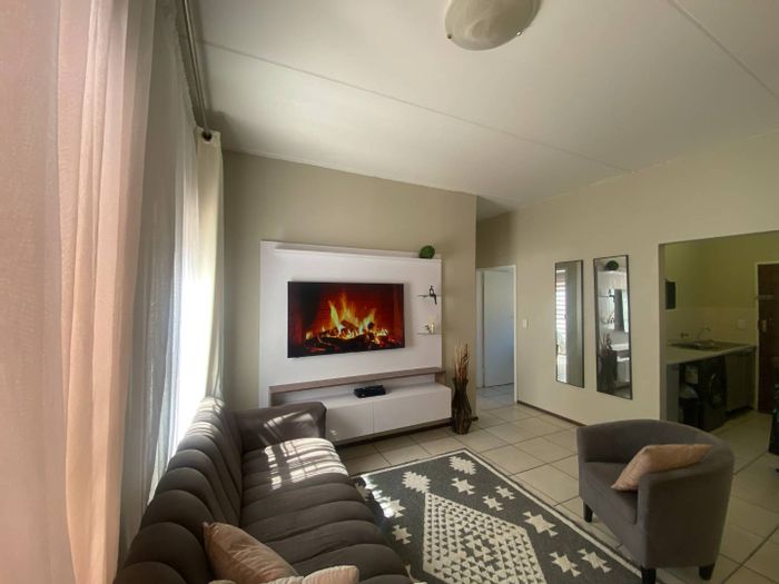 Wilgeheuwel Townhouse For Sale: 2 beds, pool, clubhouse, near Clearwater Mall.