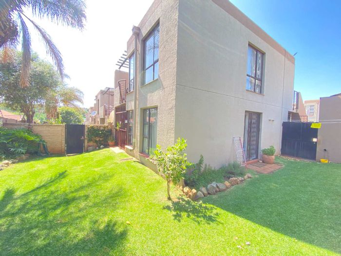 Glenvista Townhouse For Sale: 2 beds, private garden, covered patio, convenient location.