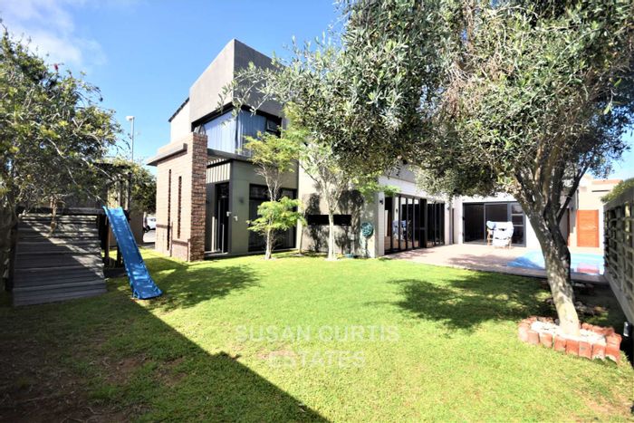 For Sale: Spacious Meersig House with 5 Bedrooms, Pool, and 4 Garages.