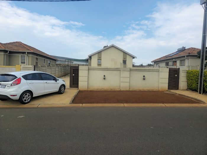 Two-bedroom house in gated community, close to highways and employers in Rosslyn. To Rent.