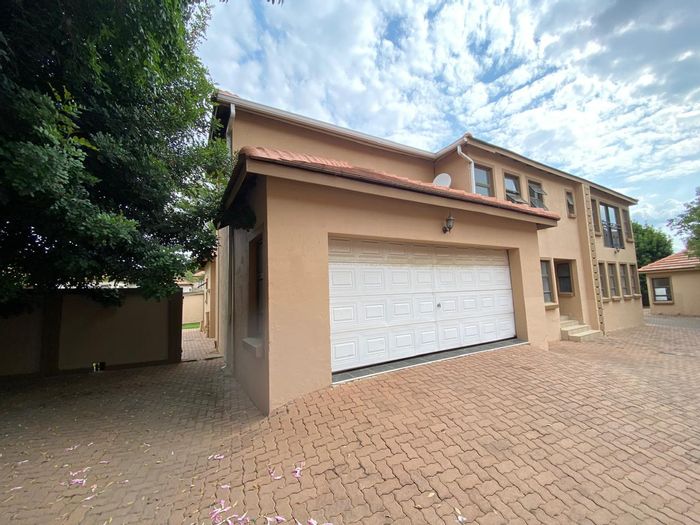 Valley View House For Sale: 5 Bedrooms, Private Garden, Double Garage, 24-Hour Security.