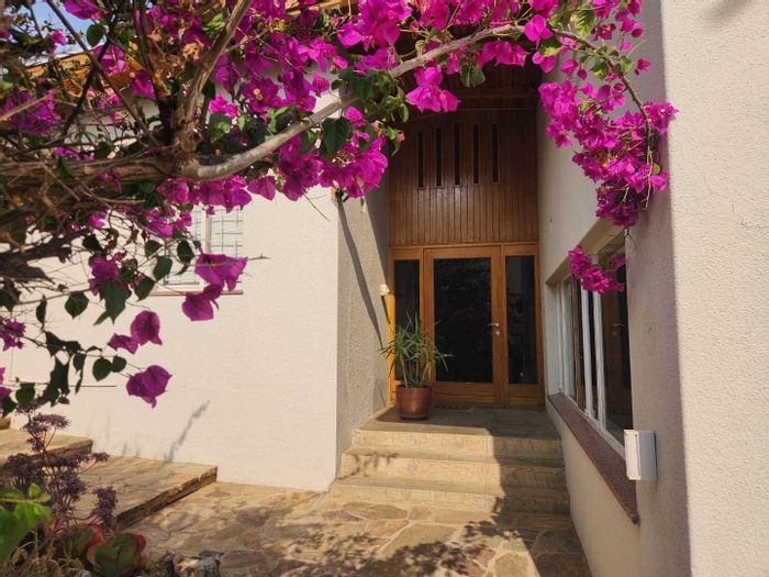 Klein Windhoek House For Sale: 3 bedrooms, pool, guest flat, close to amenities.