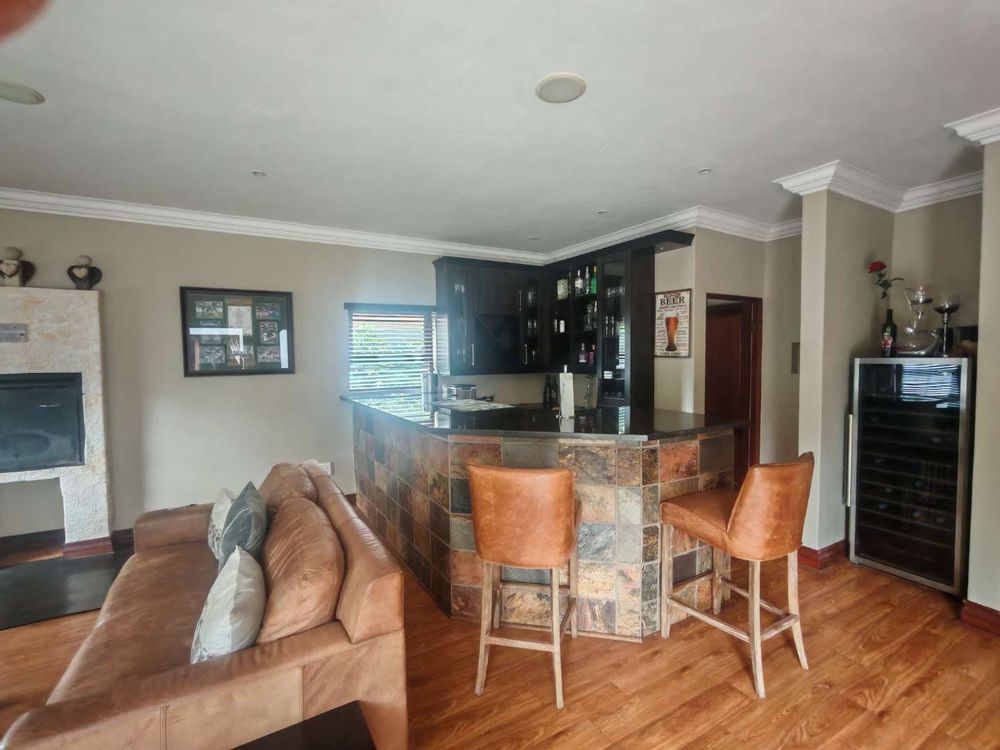 Family room/built in braai/bar