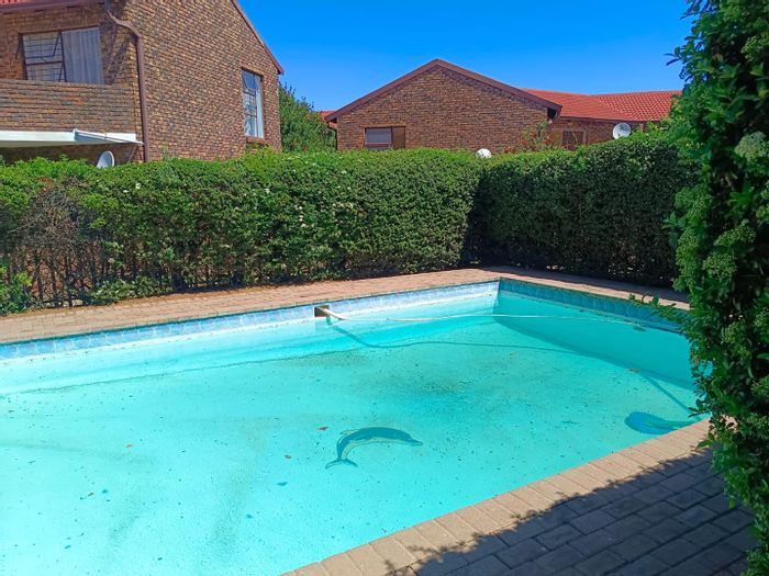 Liefde En Vrede Townhouse For Sale: 2 beds, pet-friendly garden, communal pool.