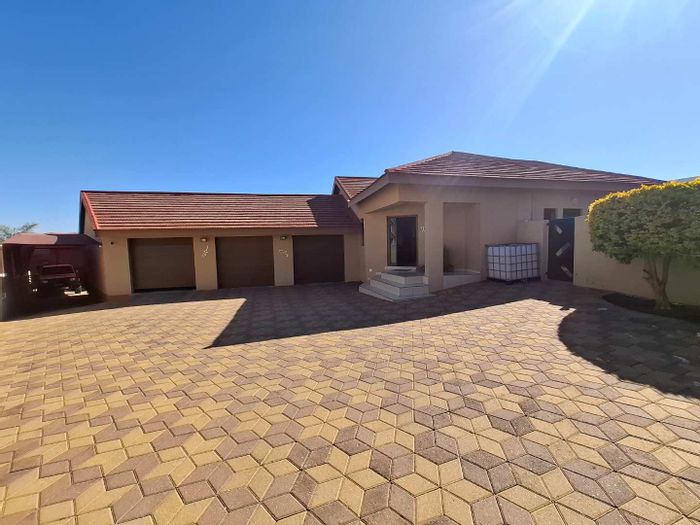 Auasblick House For Sale: 4 bedrooms, pool, study, garages, security features.
