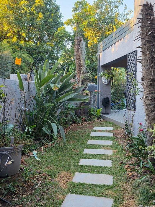 North Riding Townhouse To Rent: 4 beds, pool, flatlet, secure parking, pet-friendly.