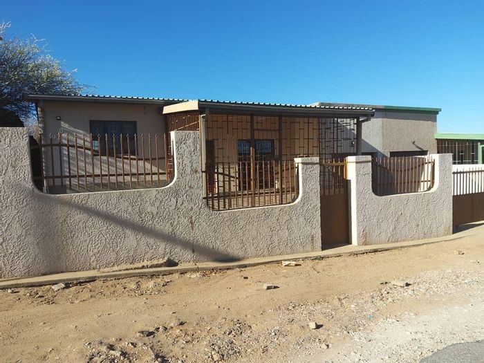 For Sale: House in Okahandja Central with 3 bedrooms, lapa, and spacious yard.