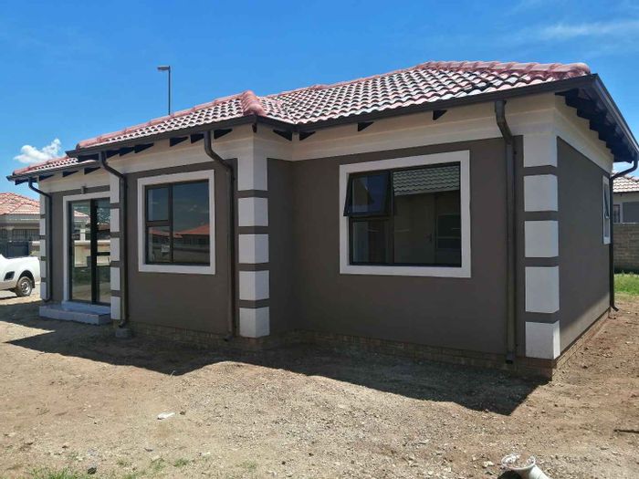 3-Bedroom House For Sale in Windmill Park with convenient access to amenities.