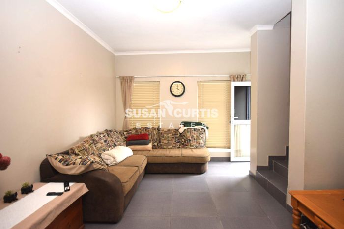 Kramersdorf Townhouse For Sale: Secure complex, 3 bedrooms, indoor BBQ, garage.