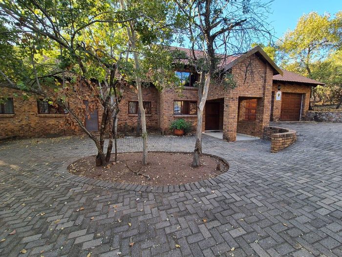 For Sale: Spacious 5-bedroom house on 2991m2 in Leeupoort Central with garden.