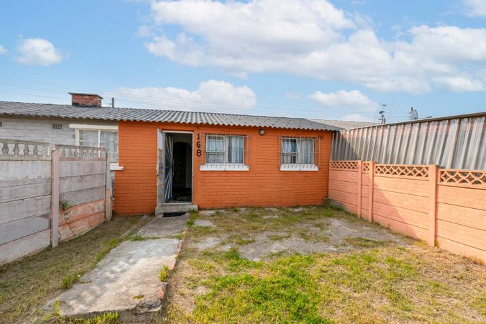 2-bedroom house for sale in Steenberg with spacious yards and renovation potential.